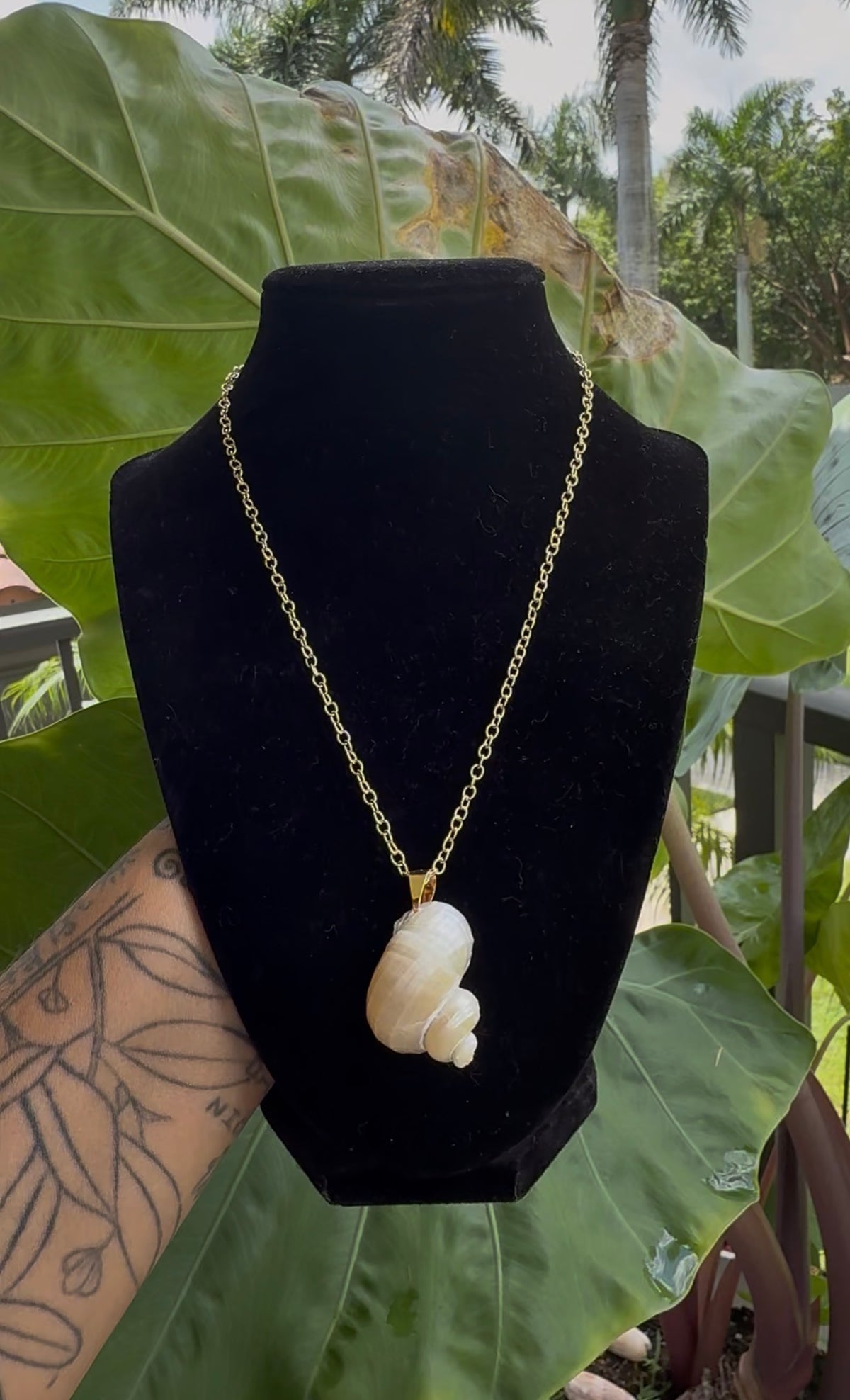 IRIDESCENT TURBO NECKLACE